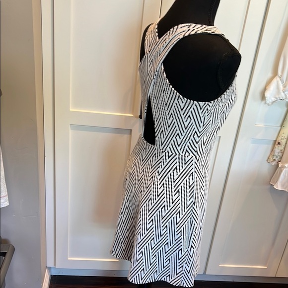 HOLLISTER Black and White Chevron Woven Mini Dress S - Picture 3 of 6